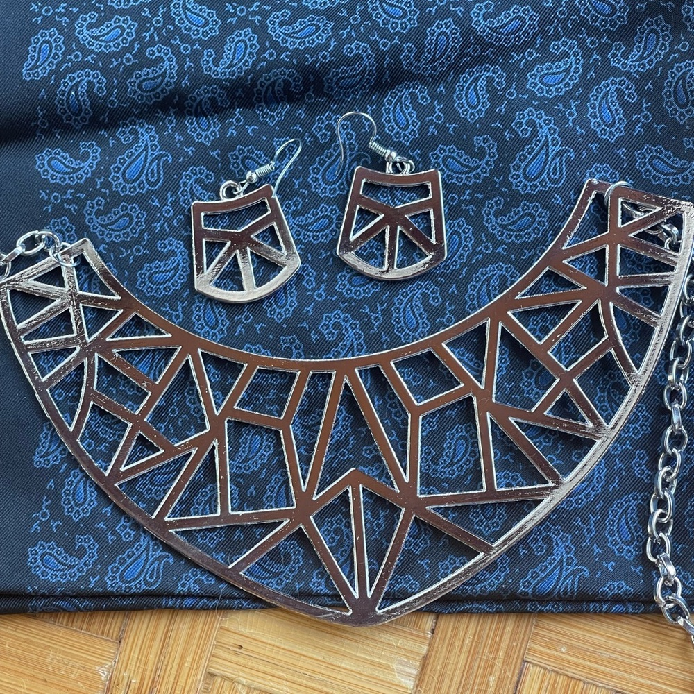 Geometric silver toned metal necklace & earring set - Picture 9 of 11